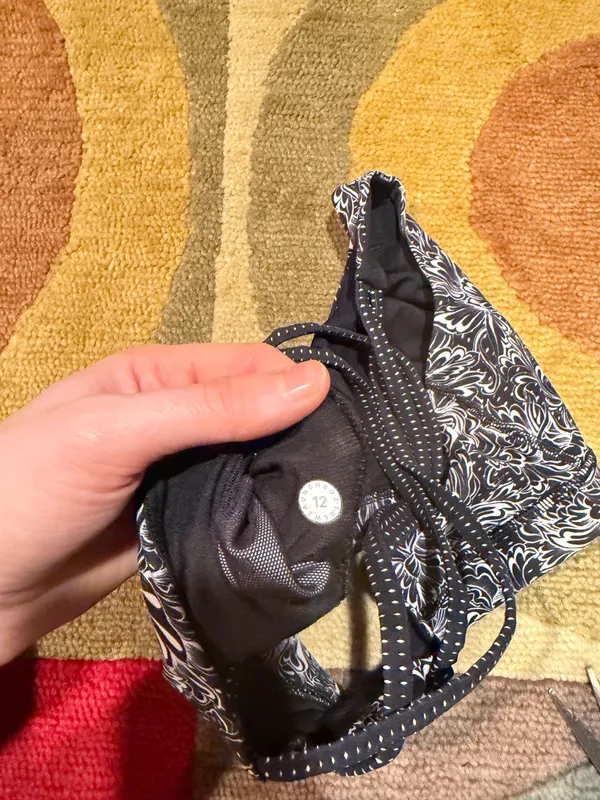 Lululemon Energy Sports Bra Black and White Floral Pattern Size 12 - Image 4