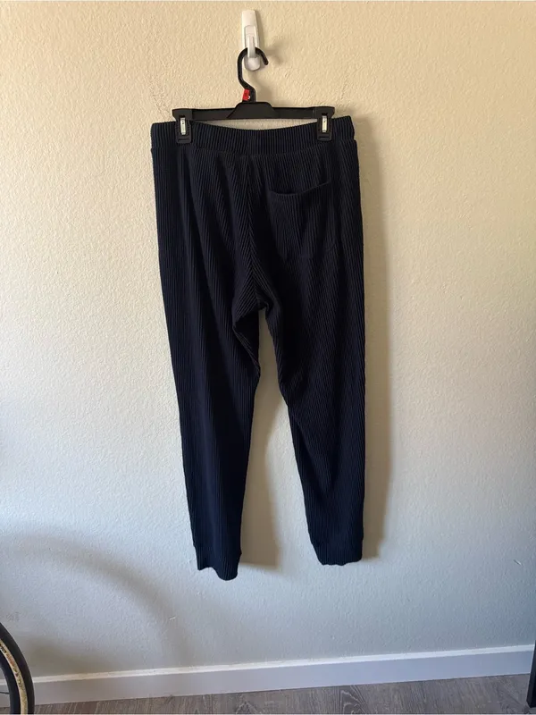 Alo Yoga Navy Muse Joggers Size M Athletic Pilates Pickleball Loungewear - Image 4