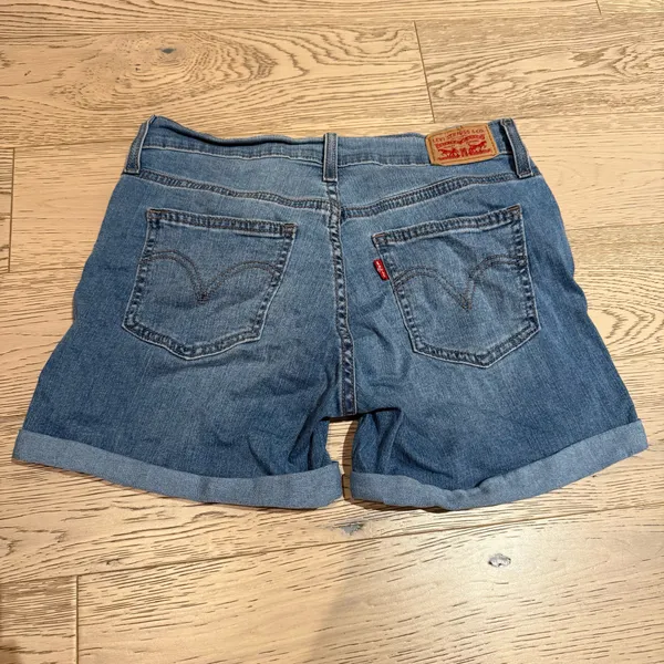 levi’s denim shorts, size 27, slightly stretchy and super comfortable! #levis #denim #denimshorts #shorts - Image 2