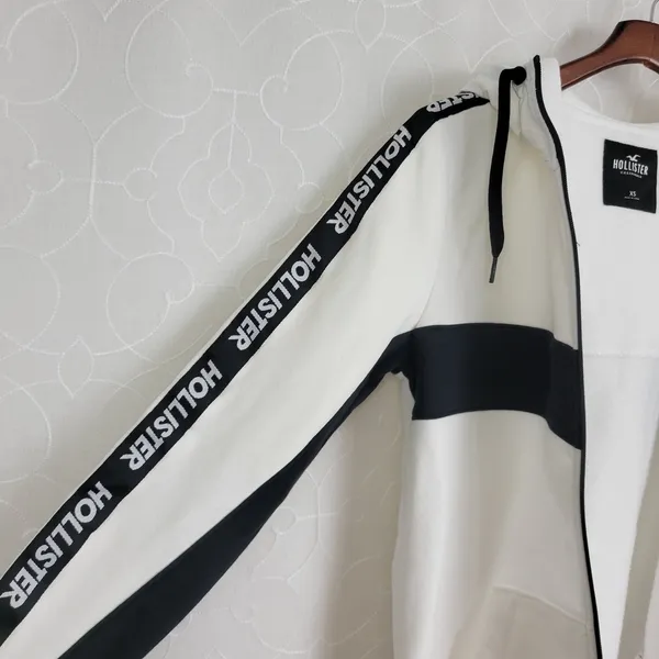 Hollister Full Zip‎ Hoodie Womens X-Small Black White Spell Out Sleeves Sporty - Image 3