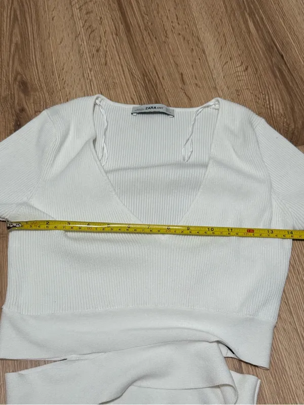Zara Ribbed Knit Crop Top White V Neck Cut Out Hem Short Sleeve L - Image 6