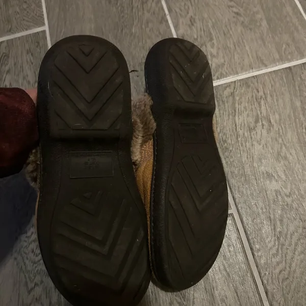 Isotoner Brown Slippers with Soft faux fur Lining - size 8.5 -9 - Image 4