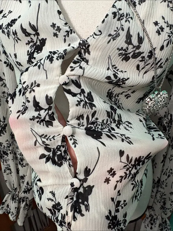 Lulu's Black & White Floral Ruffle V-Neck Blouse - Image 4