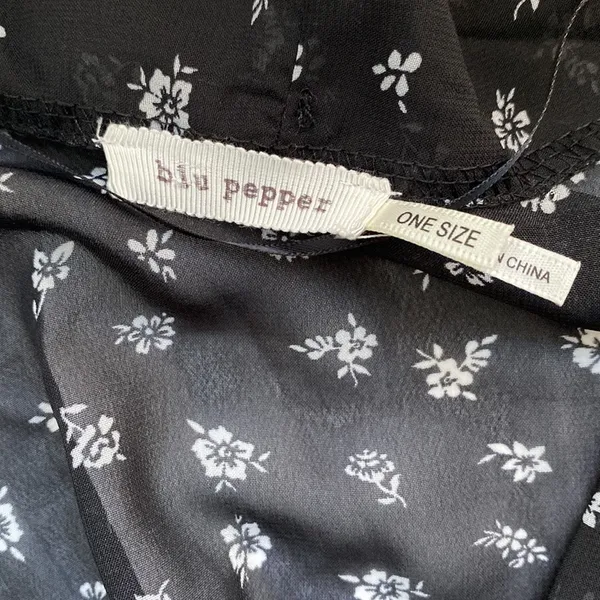 Blu Pepper black white floral oversized short kimono - Image 3