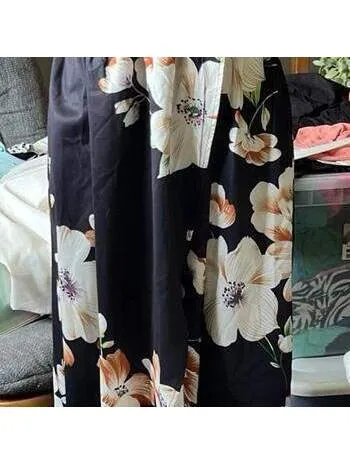 Like New Black floral maxi dress with V-neck - Image 3