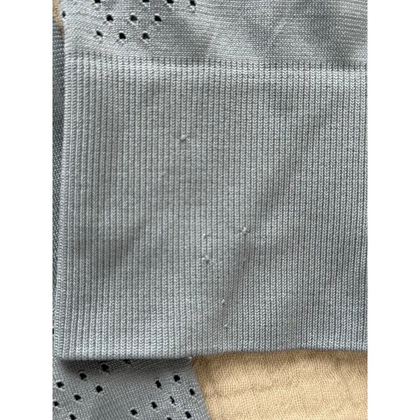 Lululemon Top Womens 8 Gray Perforated Long Sleeve Athletic Running‎ Active - Image 4