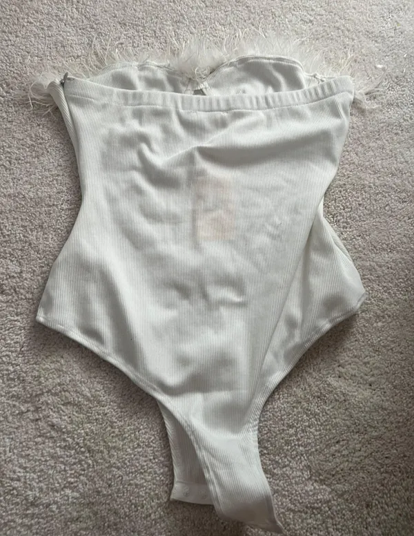 Entro new with tags ribbed white body suit with cute feather detail!🤍 - Image 3