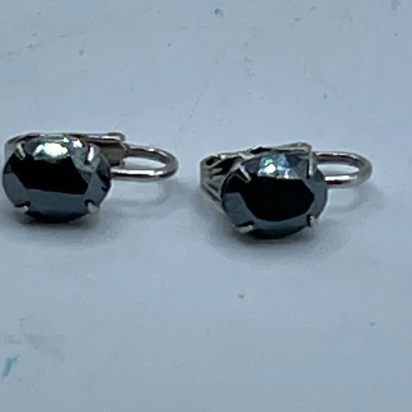 Vintage hematite silvertone clip earrings. - Image 4