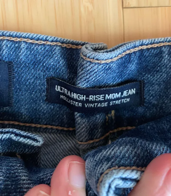 Hollister Ultra High-Rise Mom Jean - Image 6