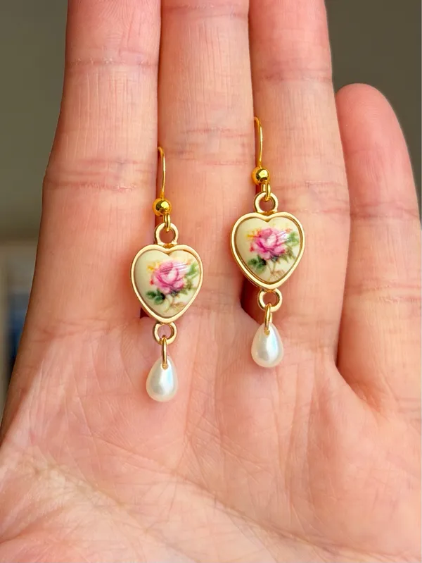 Handmade cottage fairy antique style heart rose dangle earrings🌹🩵 - Image 3