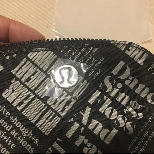 Lululemon Clippable Card Pouch Manifesto Print black / gray - Image 14