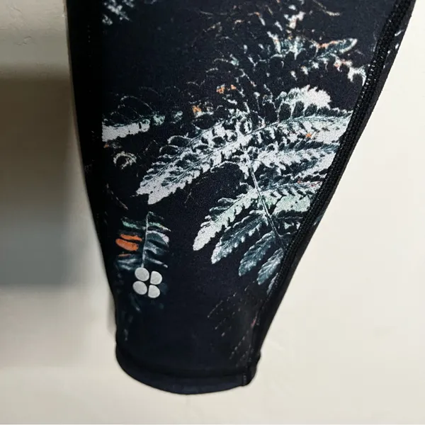 Sweaty Betty Tripical Patterned Reversible‎ to Black Leggings - Image 7