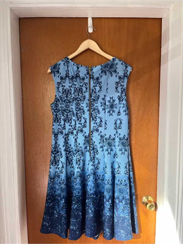• 2 woman’s sleeveless patterned dresses• Blue Size L - Image 6