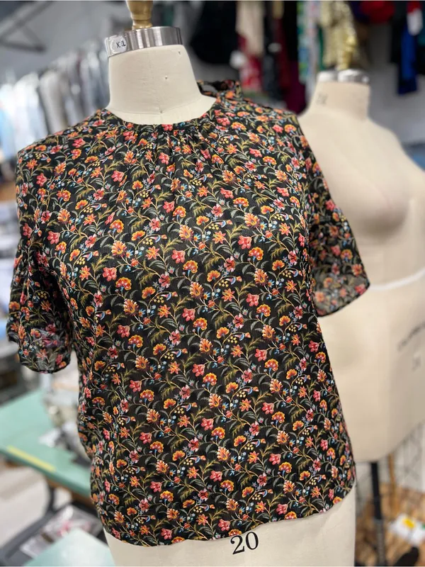 Women's LOFT Black Floral Print Flutter Sleeve Blouse L - Image 3