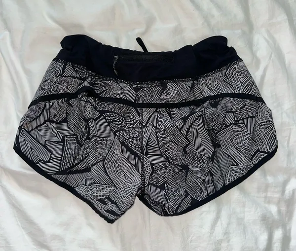 Lululemon Shorts Speed 2.5" Low-Rise - Image 2