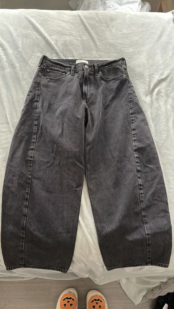 Abercrombie Black Mid-Rise Barrel Jean - Image 11