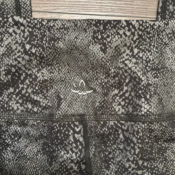 Beyond Yoga Metallic Snakeskin Leggings Black Silver High Waisted Medium Yoga - Image 4