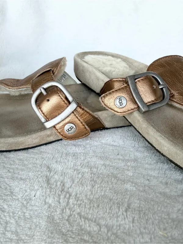 UGG Gypsy Patent Leather Flip Flop Sandal Gold Size 6 Womens - Image 9
