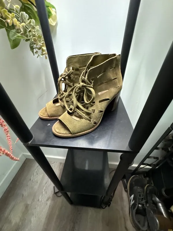 Vince Camuto VC-Tressa Olive Green Suede Lace Up Cutout Block Heel Booties 5M - Image 3