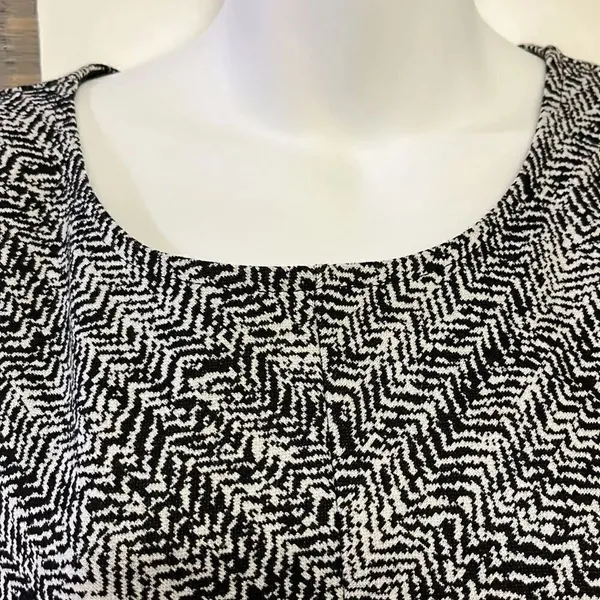 Banana Republic Sleeveless Black and White Abstract Pullover Shell- Large - Image 3