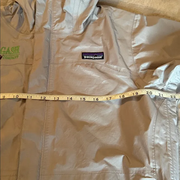 Patagonia Light Gray Hooded Jacket - Image 10