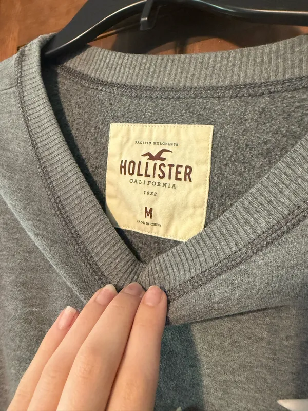 Hollister Grey Crewneck Oversized - Image 4