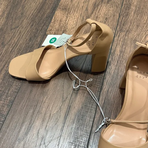 A new day Shelly Heels with Memory Foam Insole tan strappy shoe New - Image 4