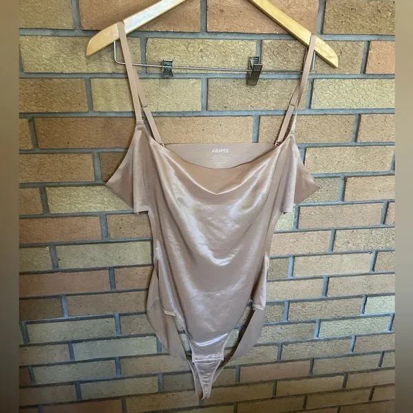 NWT SKIMS Barely There Shapewear Silky Bodysuit Open Back Thong Clay Size 4X - Image 2