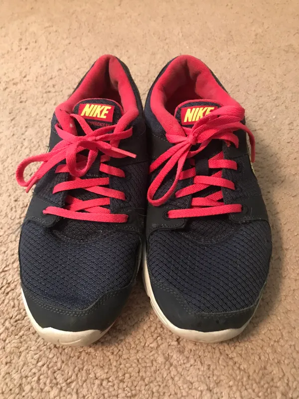Nike Tennis Shoes - Image 4