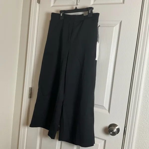 Lulumari Black Wide Leg Cropped Pants - Size Medium (NWT) - Image 3