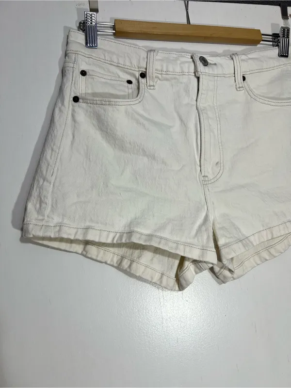 Abercrombie & Fitch White denim the mom short High-Rise size 6 - Image 2