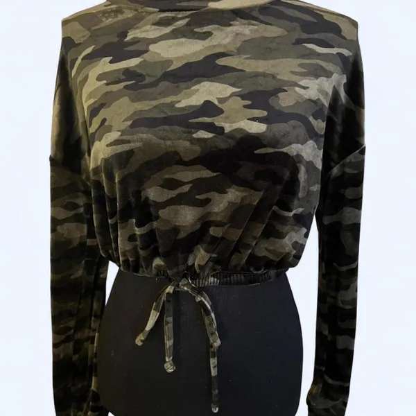 Velour Green camo long sleeve crop top with drawstring Size Small - Image 2