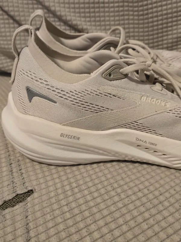 Brooks Women's Athletic Sneakers in Light Beige and Cream - Image 4