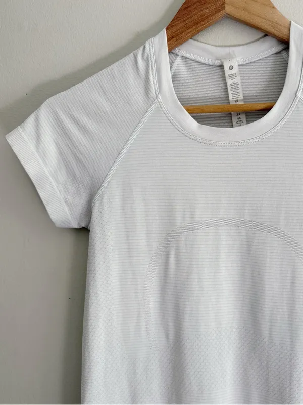 Lululemon Swiftly Tech Short Sleeve Shirt size 4 - Image 3