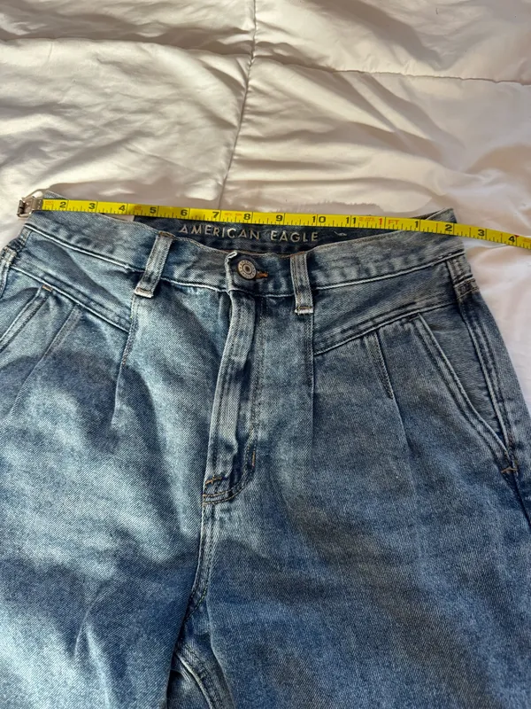 Tags: mom jeans, high rise jeans, light wash denim, casual, trendy, women’s jeans, American Eagle, size 4. - Image 10