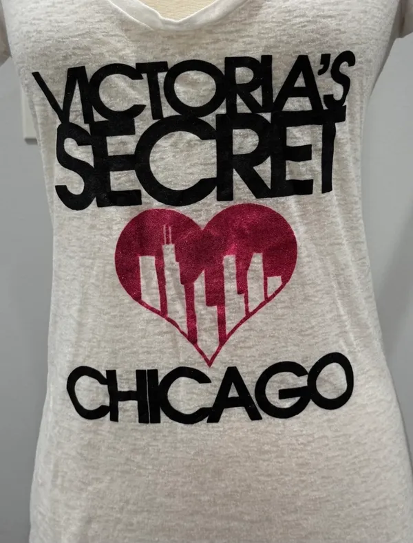 Victoria's Secret Victoria's Secret Vintage Supermodel Chicago Skyline White Graphic Tee - Image 5