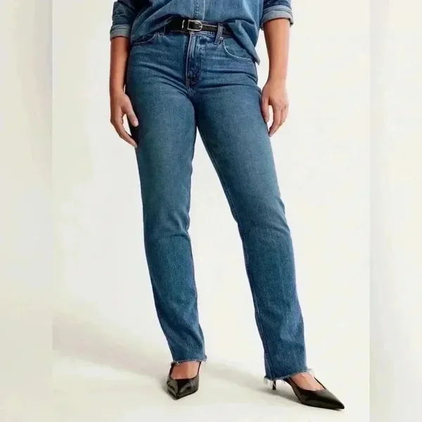 Abercrombie & Fitch Curve Love Mid Rise 90s Straight Jeans Jean size 28/6R - Image 4