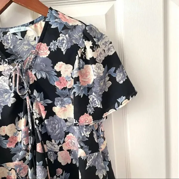Kimichi Blue black floral tie front short sleeved top - Image 13