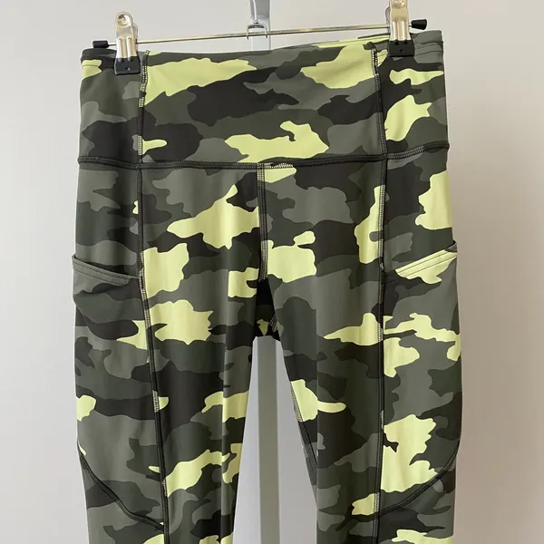 Lululemon‎ Camo Sporty Chic Yoga Granola Performance Leggings 6 Green - Image 2