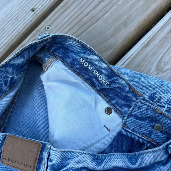 American Eagle Jean‎ Shorts Mom Short Blue Distressed Cut Offs Size 2 - Image 3