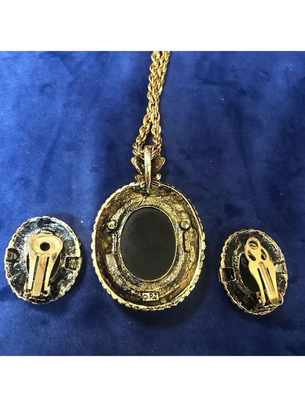 R.J. Graziano Signed Black Onyx Cameo Filigree Necklace and Earrings (Clip on) - Image 3