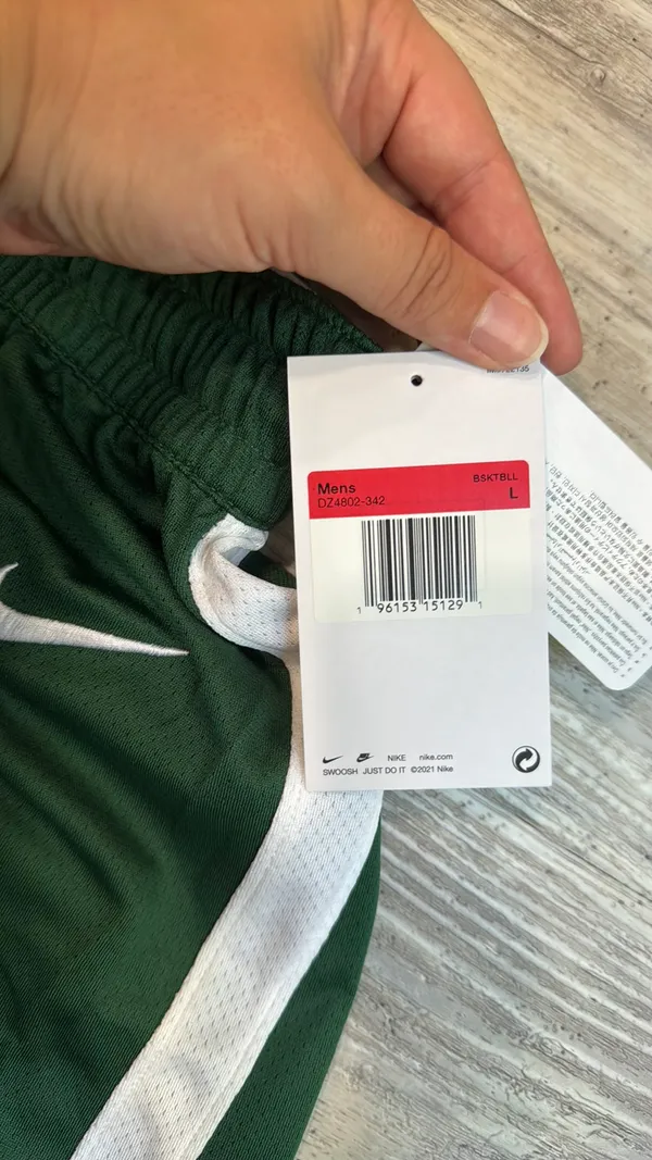 Men’s green Nike basketball shorts - Image 2
