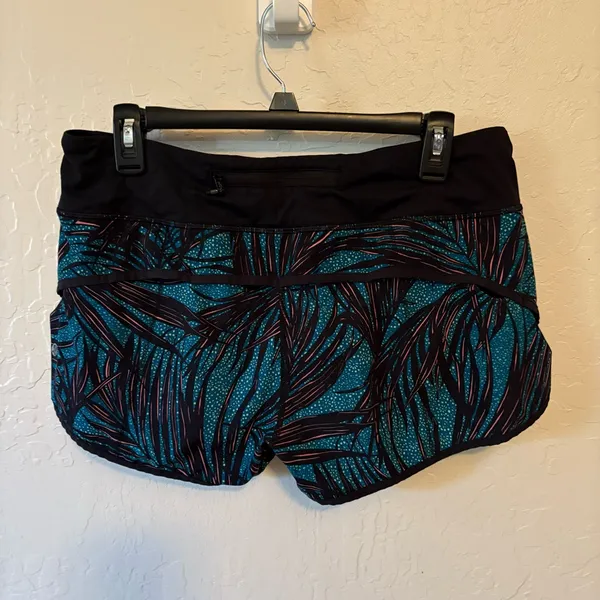 Lululemon Speed Short. Sz 8 preloved excellent condition. Palm Lace Tofino Teal - Image 2
