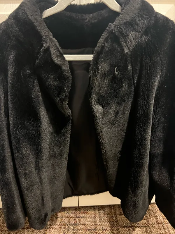 Elegant black faux fur jacket. Perfect for a chic look. - Image 2