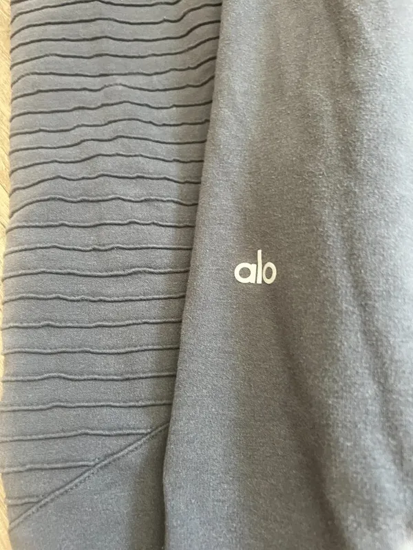 Alo Yoga medium pants - Image 8
