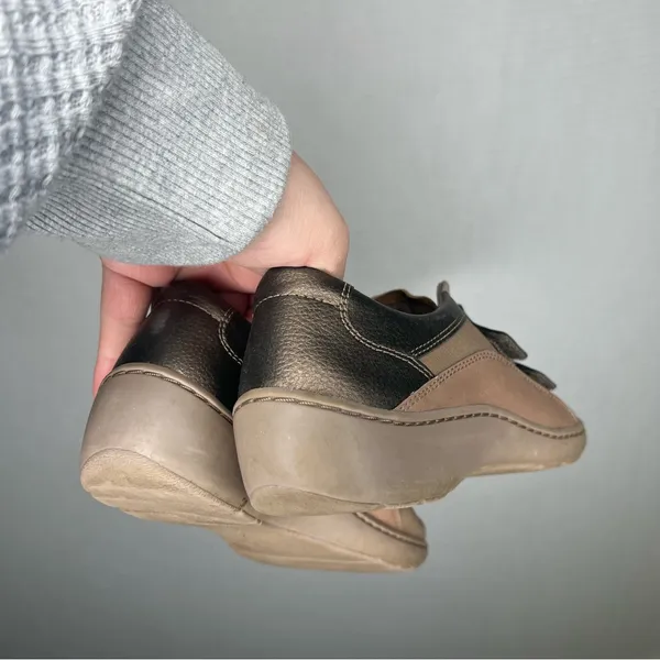 Clark’s | Tan Sneaker Shoe Woman’s‎ Brown and Black Casual Shoes - Image 5