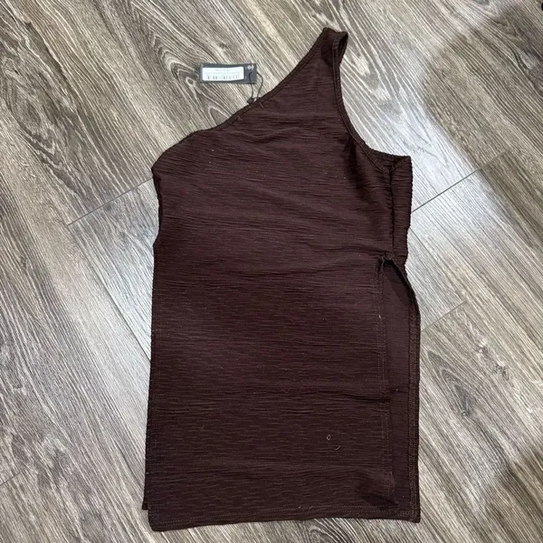 Pretty Little Things SHAPE CHOCOLATE BROWN TEXTURED ONE SHOULDER SPLIT SIDE TOP - Image 4
