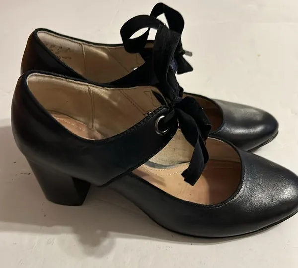 Black ankle strap hush puppies pumps size 6 - Image 3