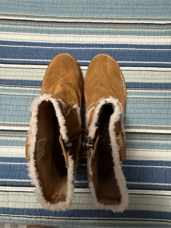 Ugg women’s Catica boots - Image 3