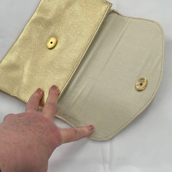 Shimmering Vintage faux leather gold clutch. - Image 5
